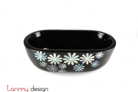 Black oval bowl attached with pearl chrysanthemum